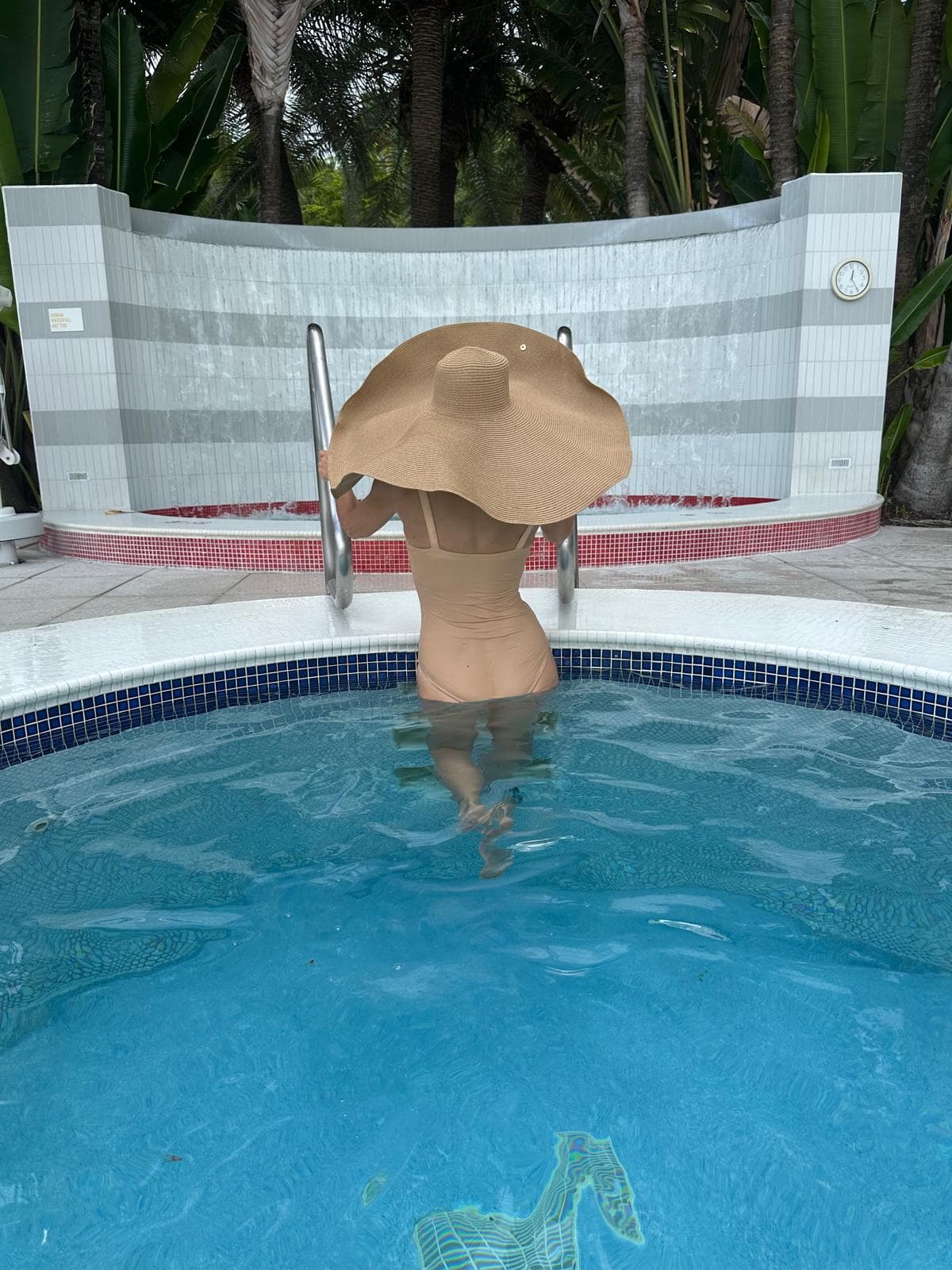 Anat Fritz sunhat poolside